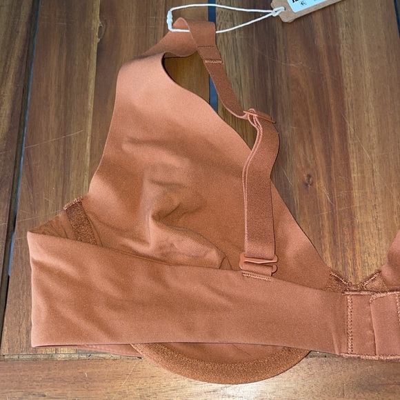 SKIMS Fits Everybody High Apex Bra - Picture 5 of 6